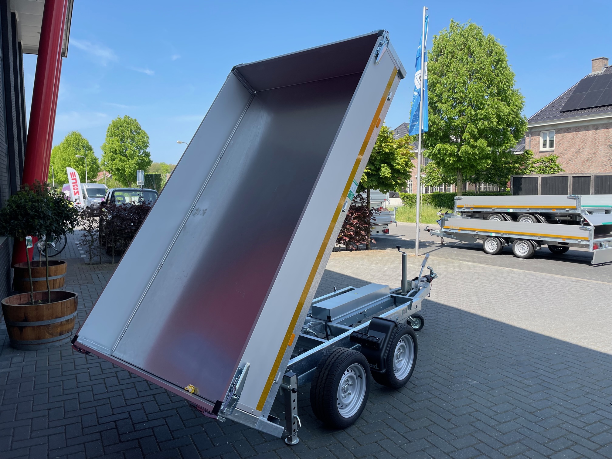 Eduard dubbel-as elektrische achterwaartse kipper 2000kg