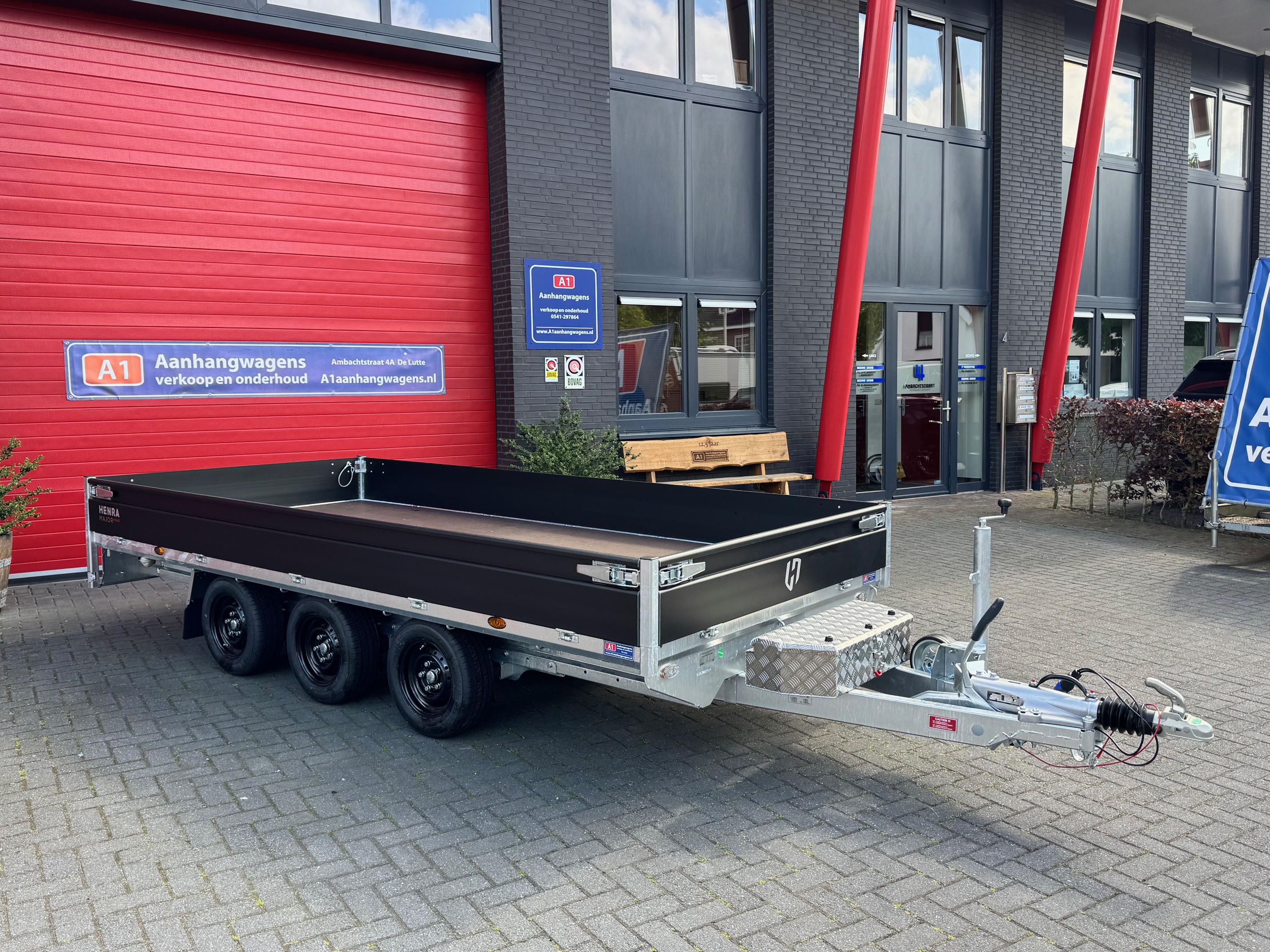 Henra Major Xpert drie-asser plateauwagen 3500kg (ook in zwart beschikbaar!)