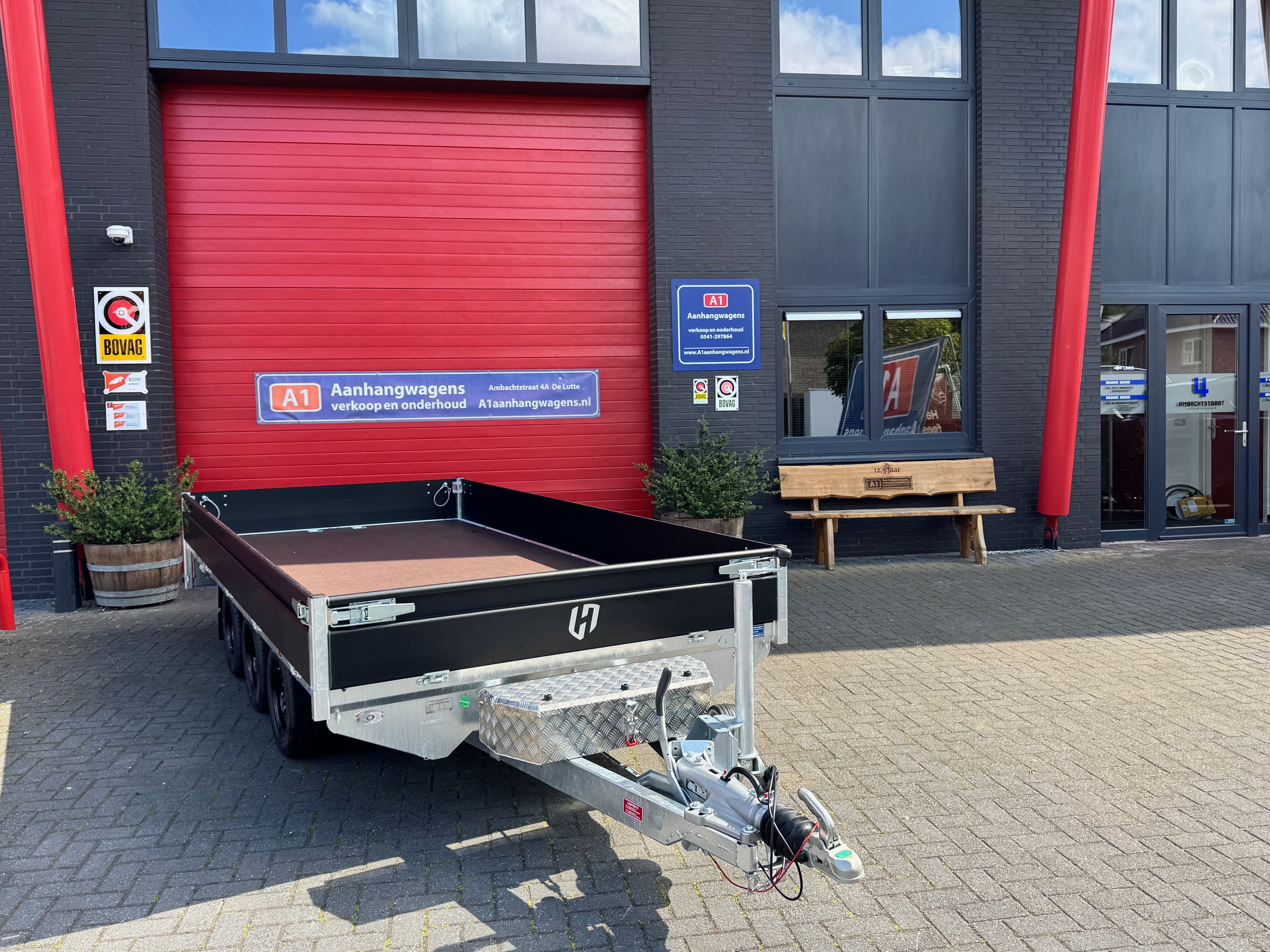 Henra Major Xpert drie-asser plateauwagen 3500kg (ook in zwart beschikbaar!)