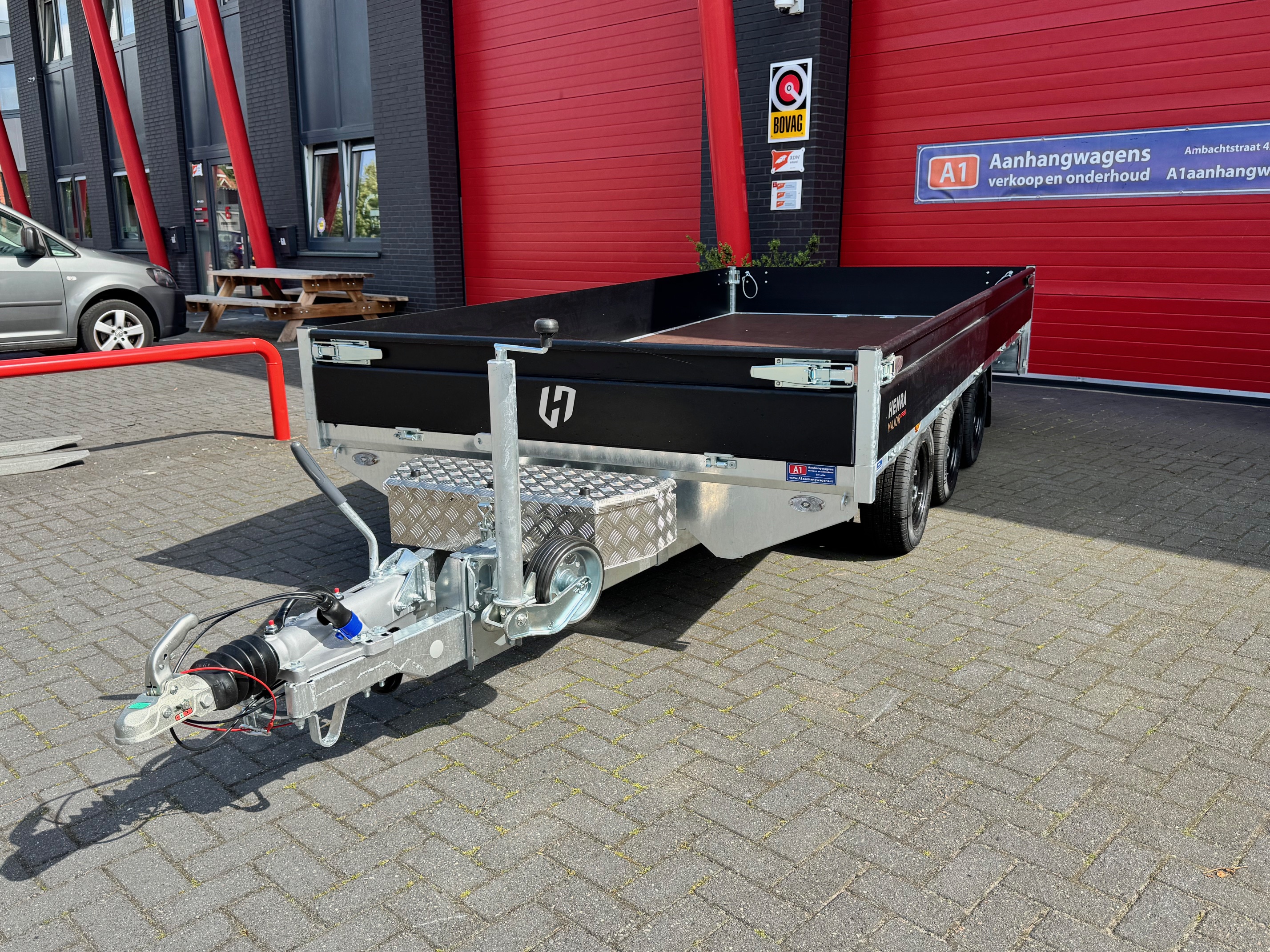 Henra Major Xpert drie-asser plateauwagen 3500kg (ook in zwart beschikbaar!)