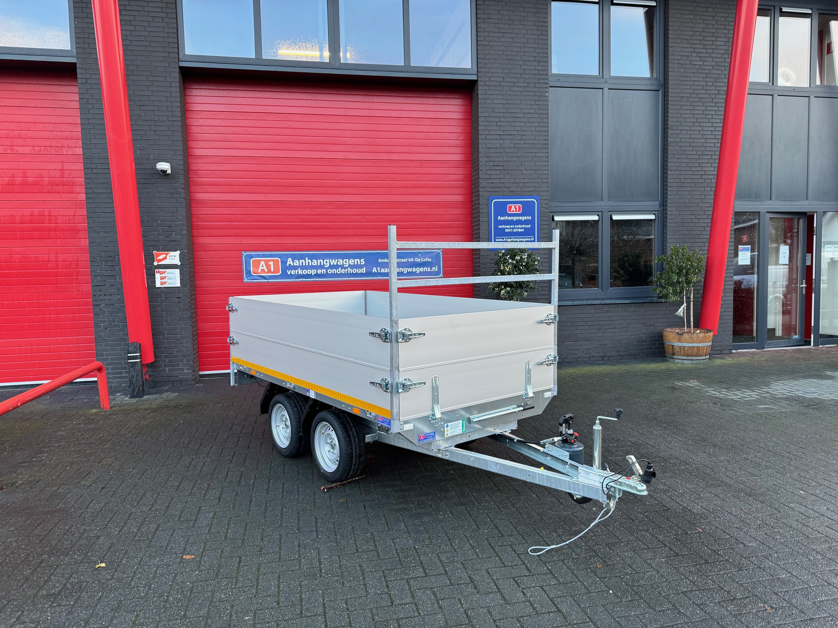 Eduard dubbel-as achterwaartse kipper met handpomp 750kg