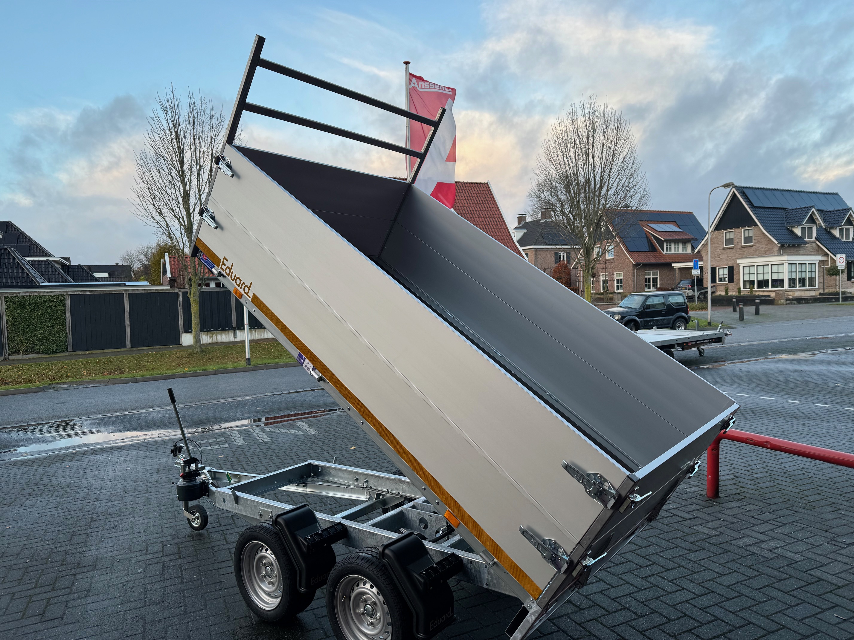 Eduard dubbel-as achterwaartse kipper met handpomp 750kg
