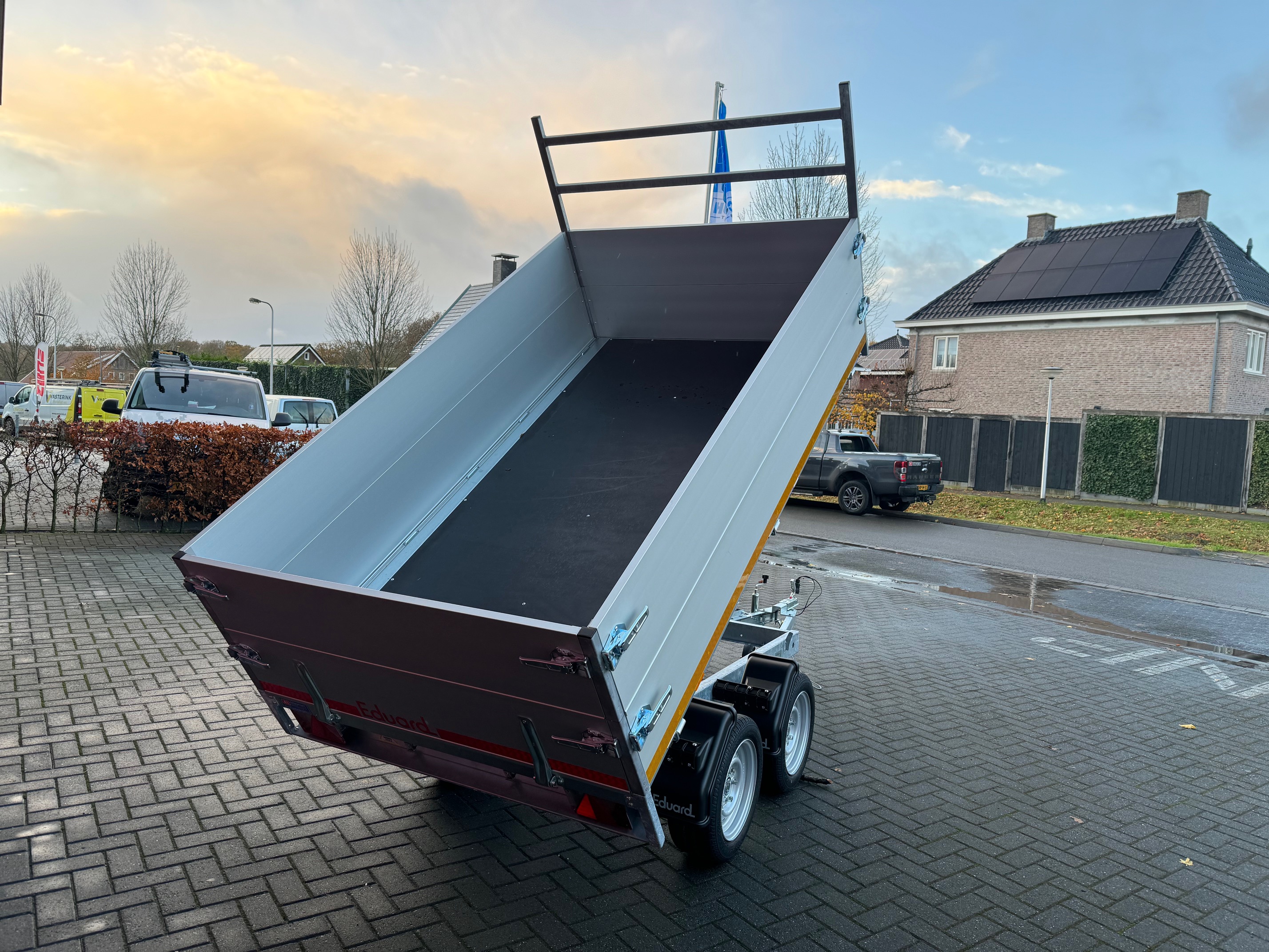 Eduard dubbel-as achterwaartse kipper met handpomp 750kg