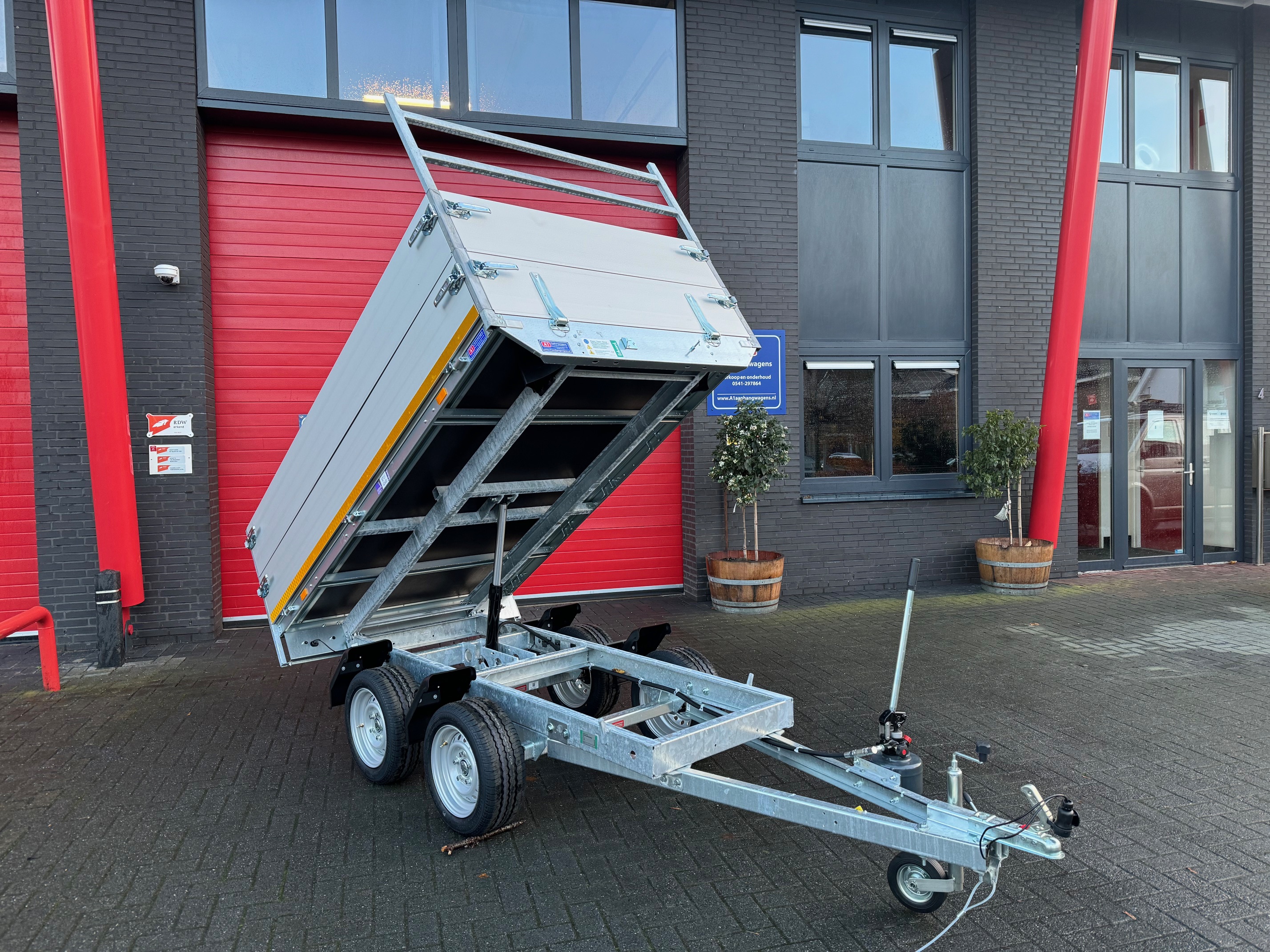 Eduard dubbel-as achterwaartse kipper met handpomp 750kg