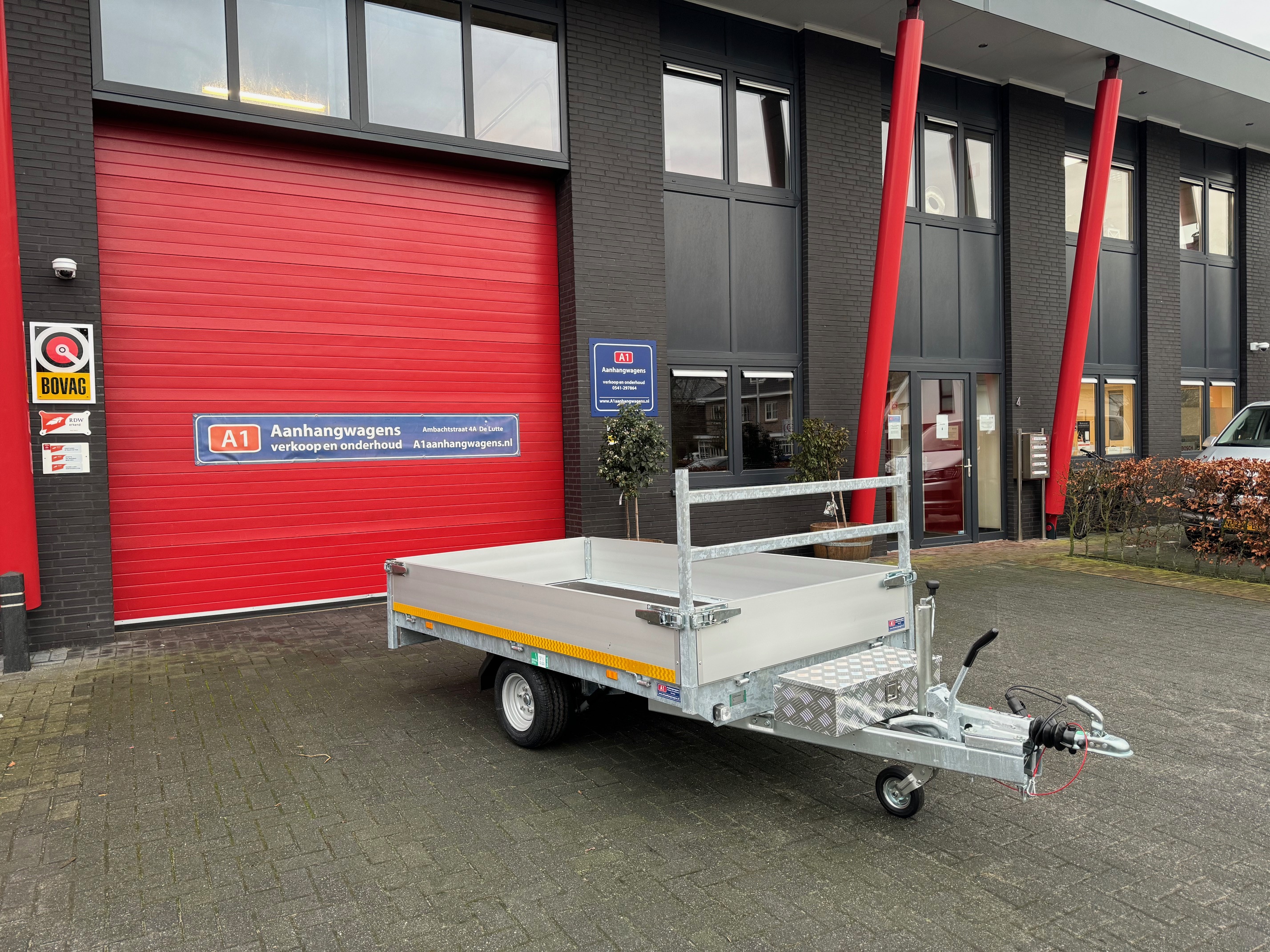 Eduard enkel-as plateauwagen met oprijplaten 1350kg