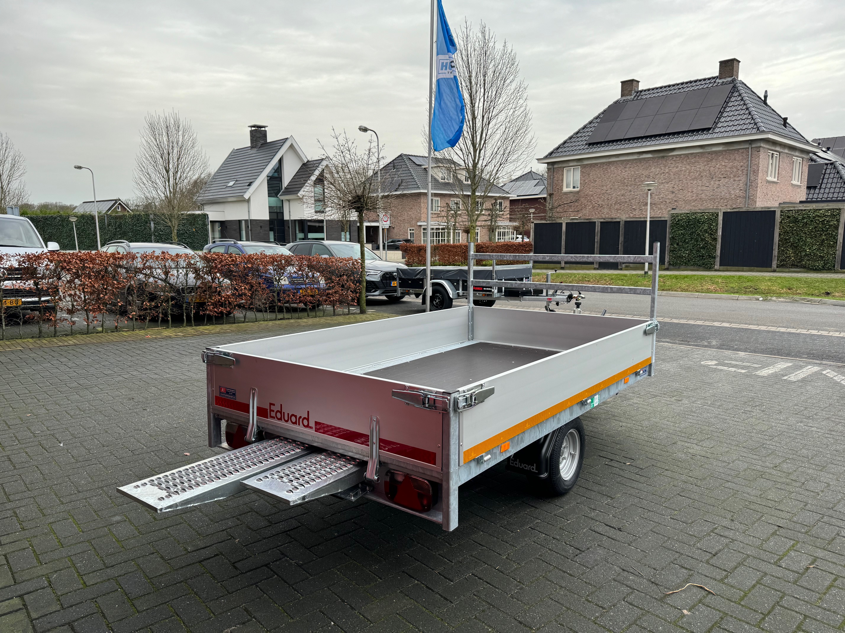 Eduard enkel-as plateauwagen met oprijplaten 1350kg