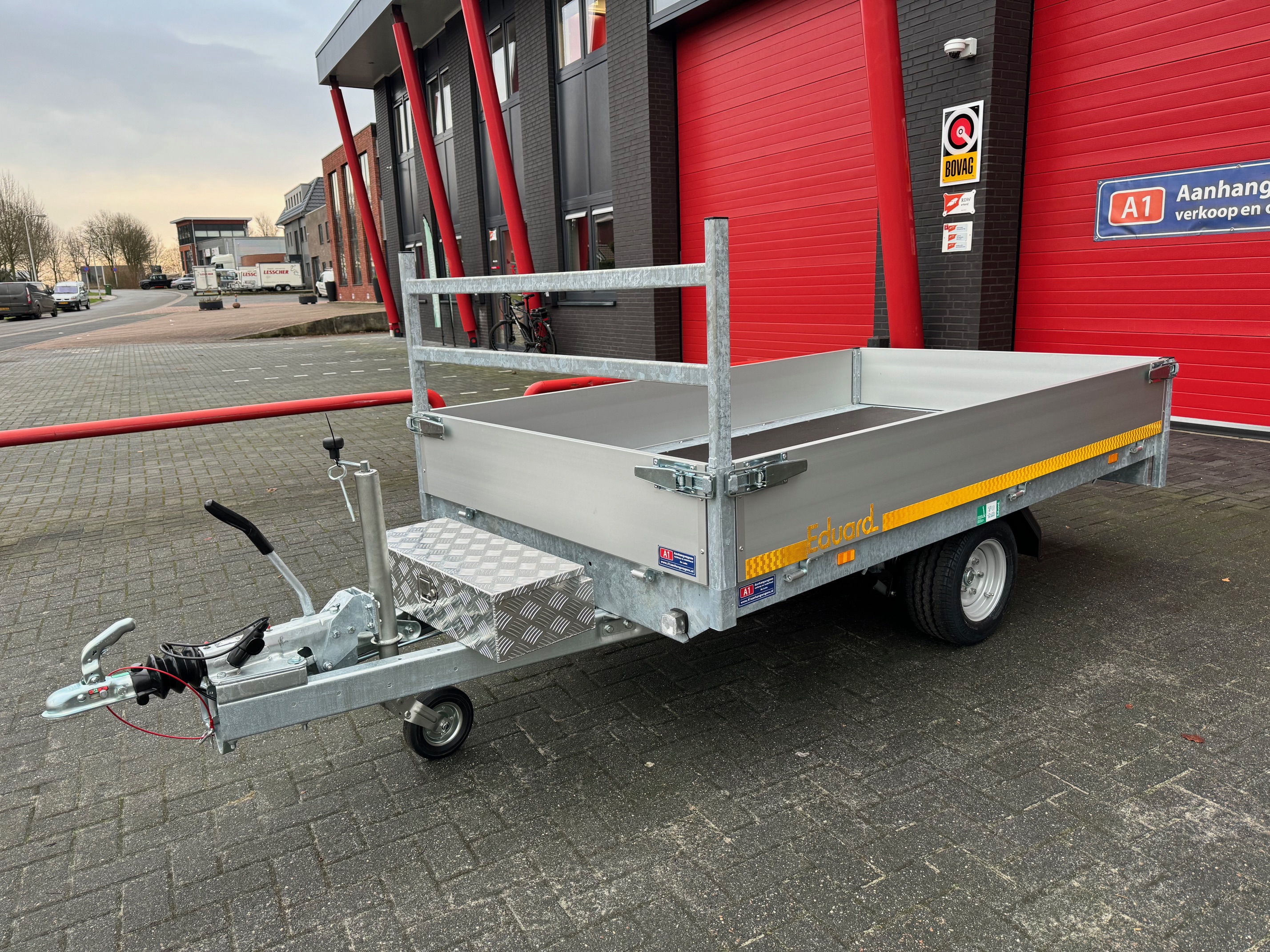 Eduard enkel-as plateauwagen met oprijplaten 1350kg