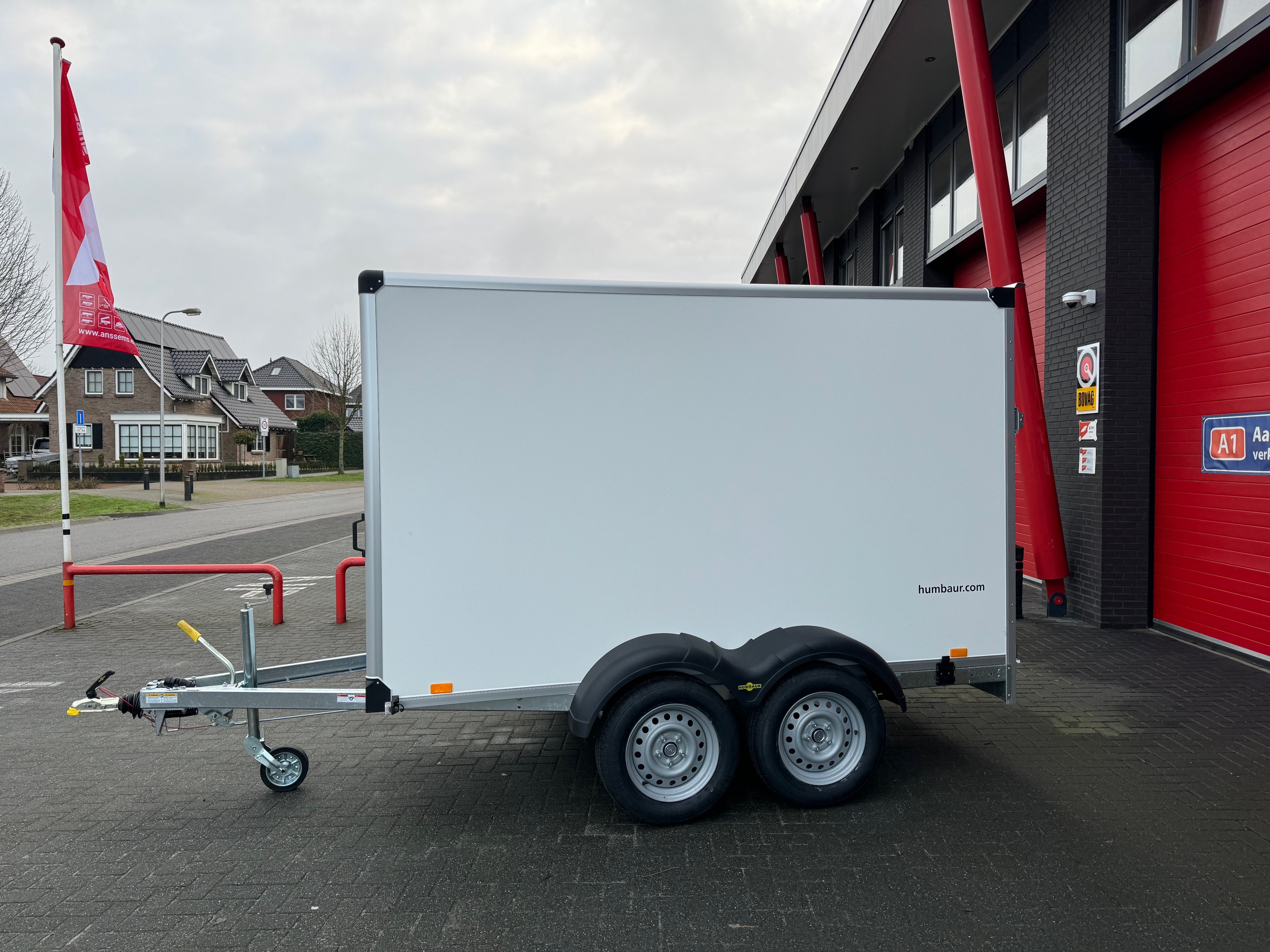 Humbaur HK dubbel-as gesloten bakwagen 2500kg