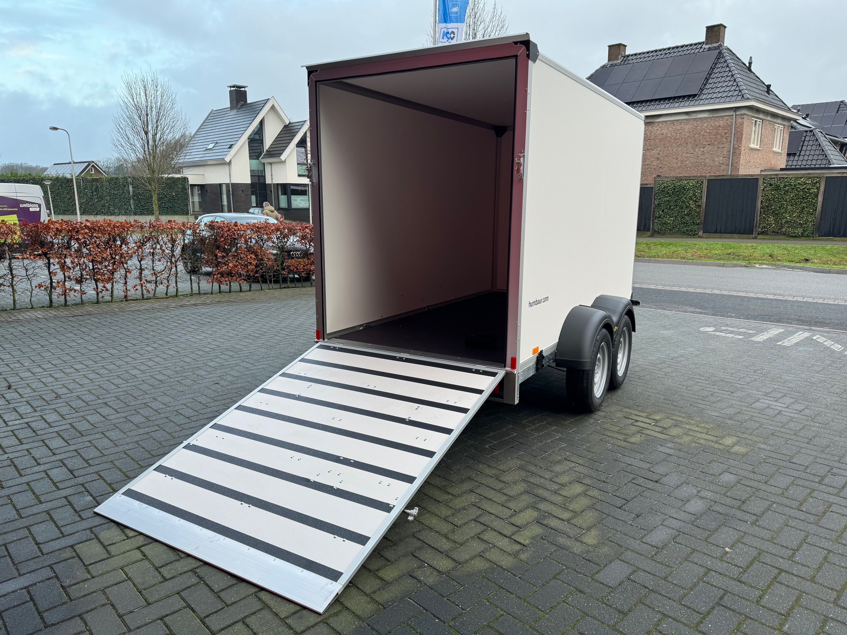 Humbaur HK dubbel-as gesloten bakwagen 2500kg