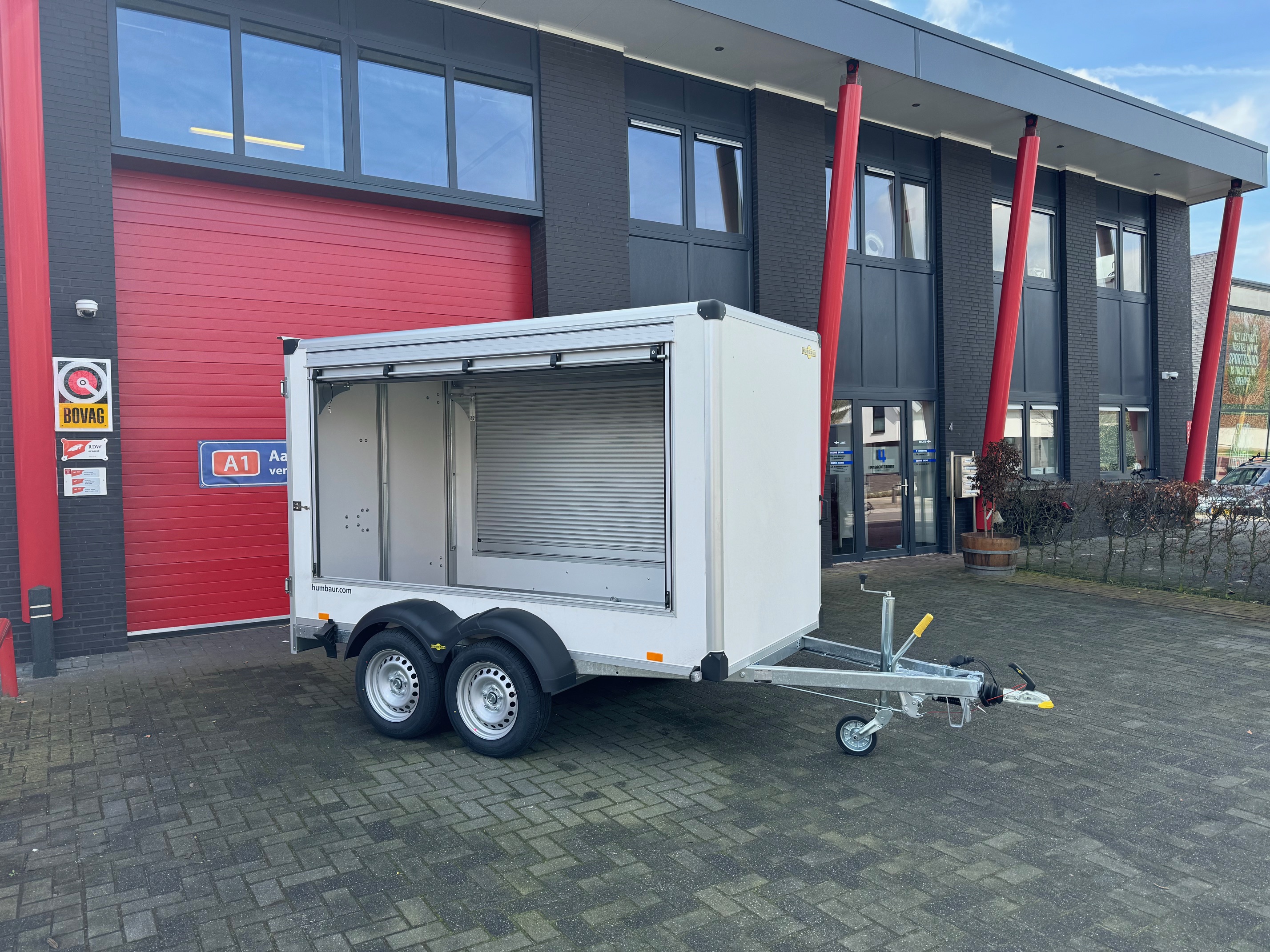 Unieke Humbaur dubbel-as gesloten bakwagen met rolluiken
