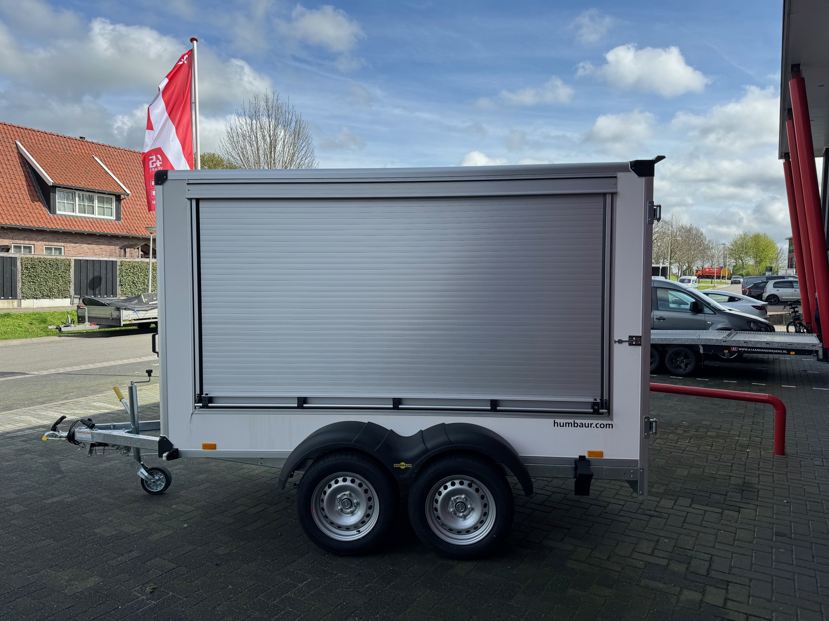 Unieke Humbaur dubbel-as gesloten bakwagen met rolluiken