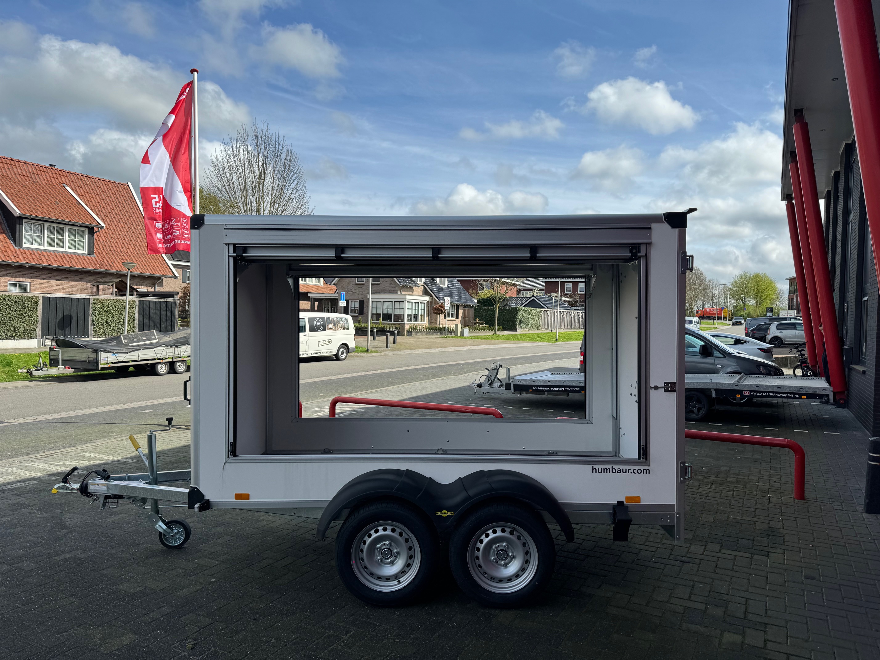 Unieke Humbaur dubbel-as gesloten bakwagen met rolluiken