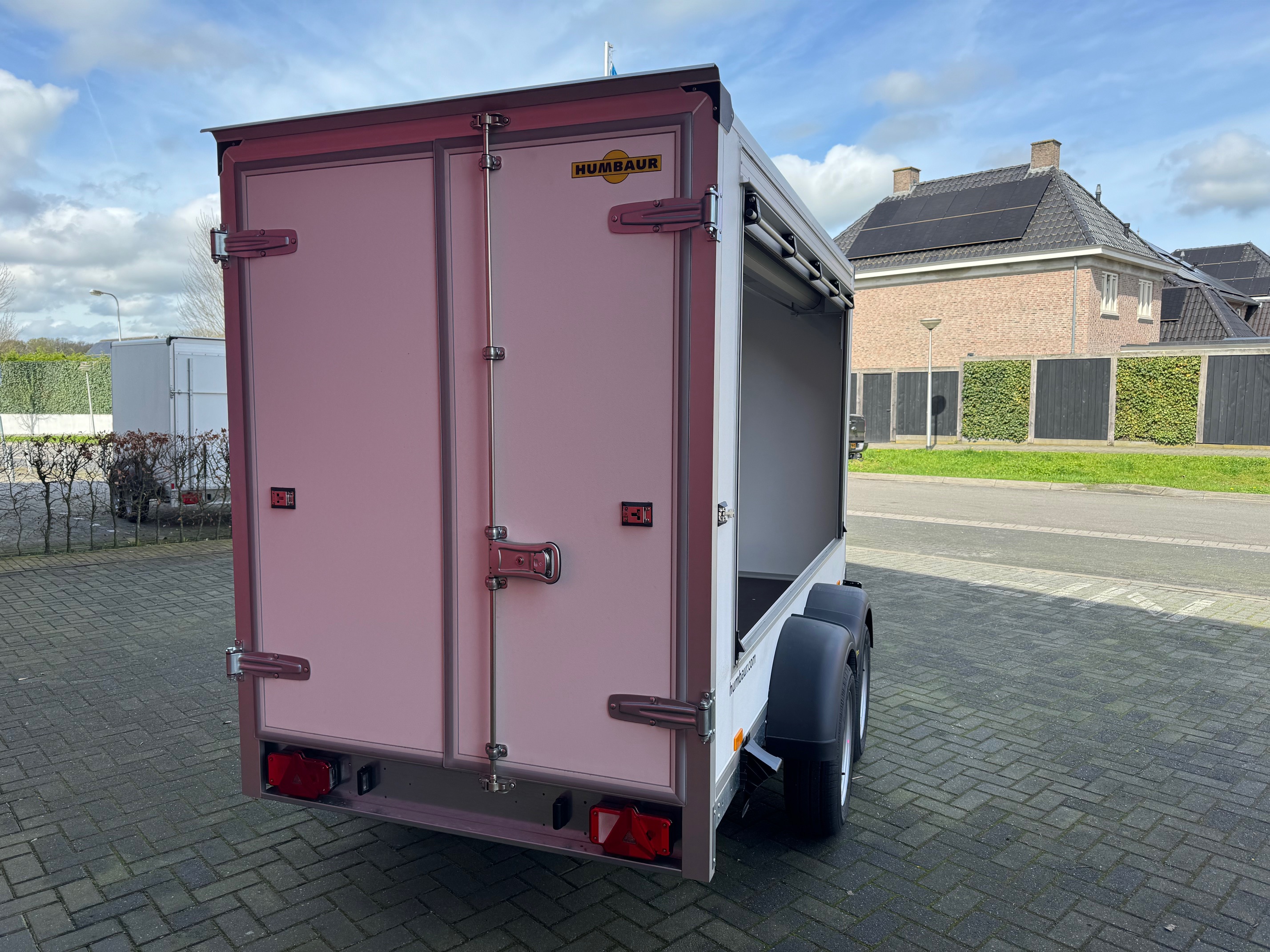 Unieke Humbaur dubbel-as gesloten bakwagen met rolluiken