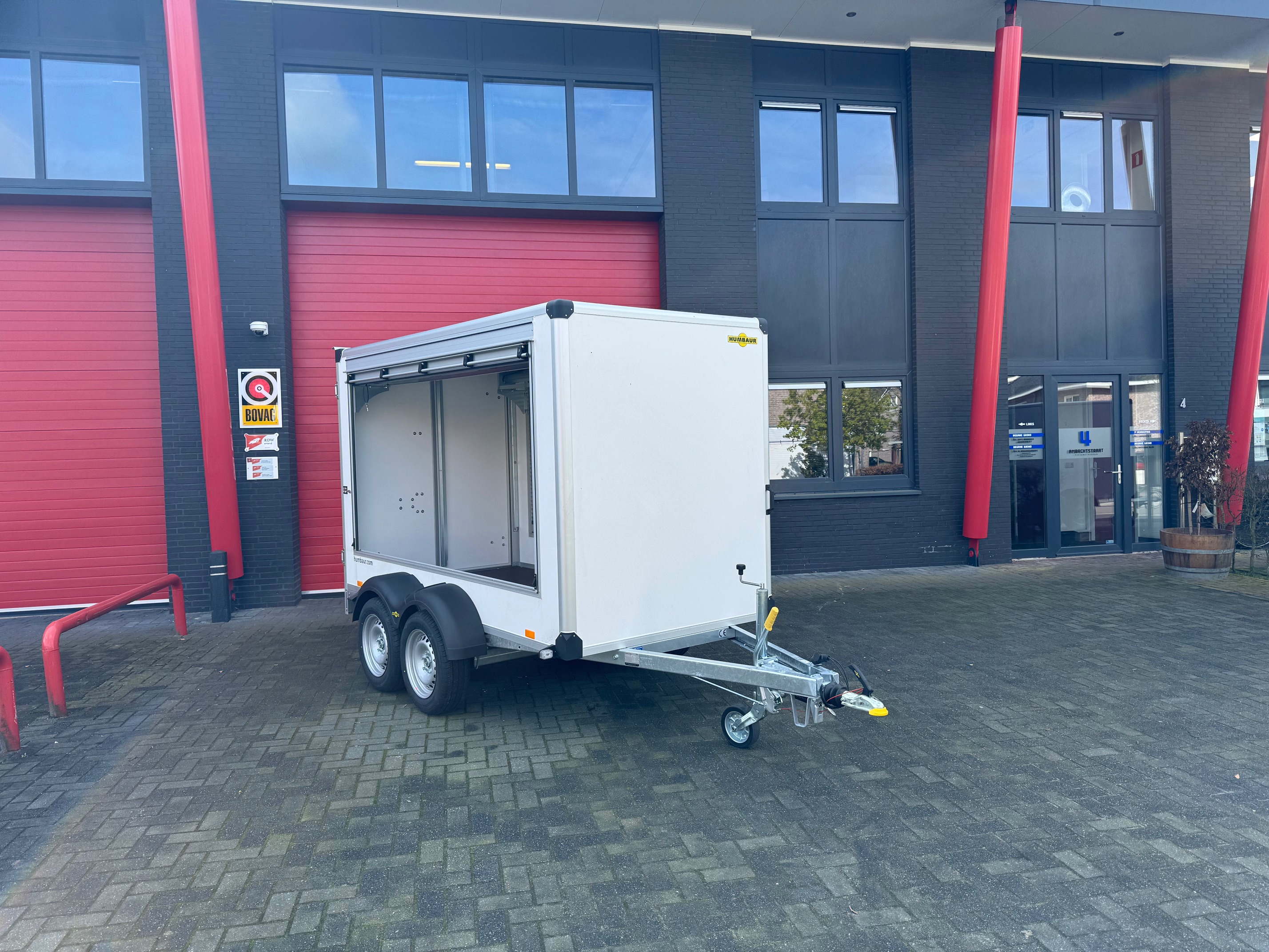 Unieke Humbaur dubbel-as gesloten bakwagen met rolluiken