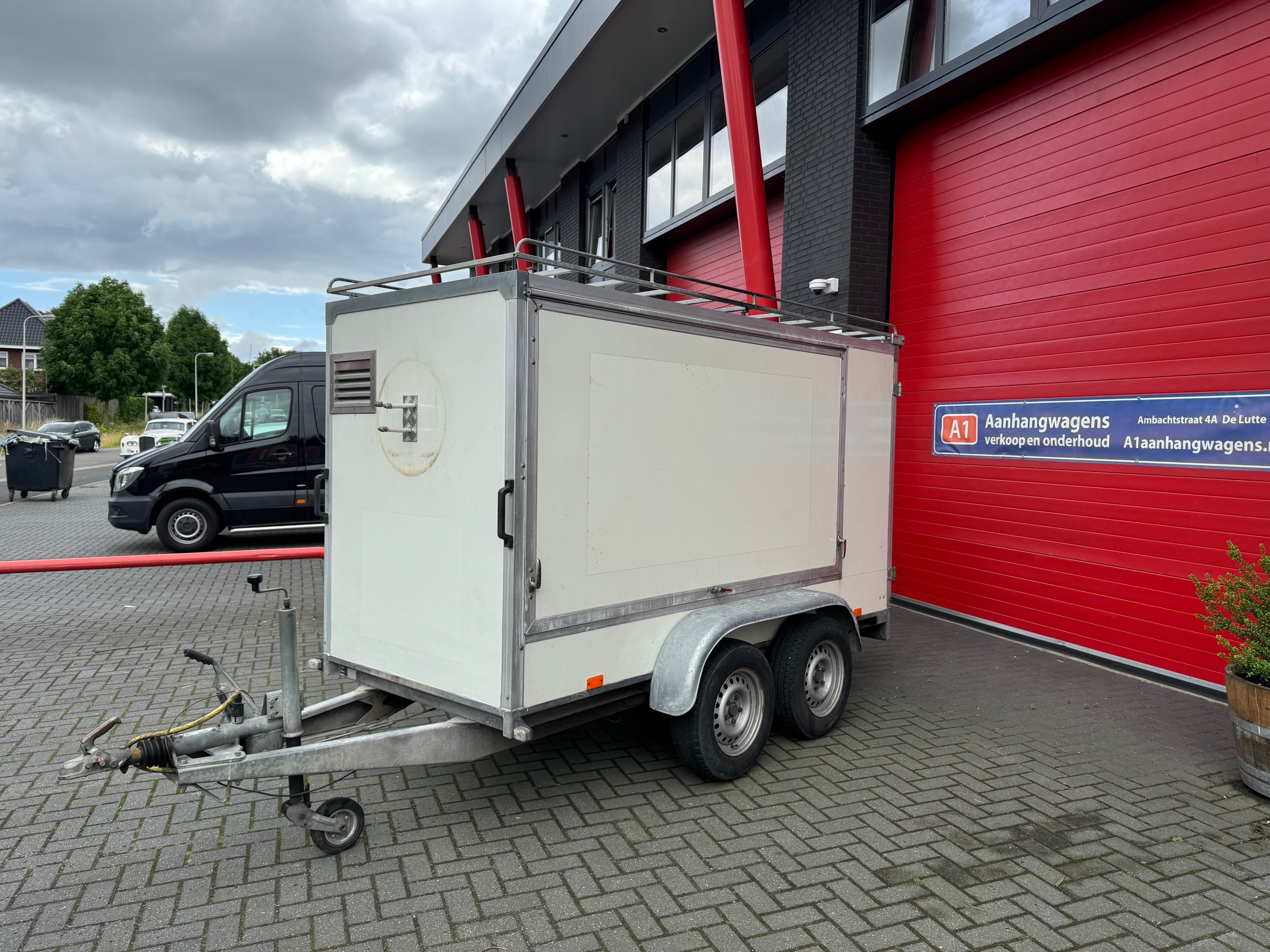 Hapert gesloten bakwagen met verkoopkleppen