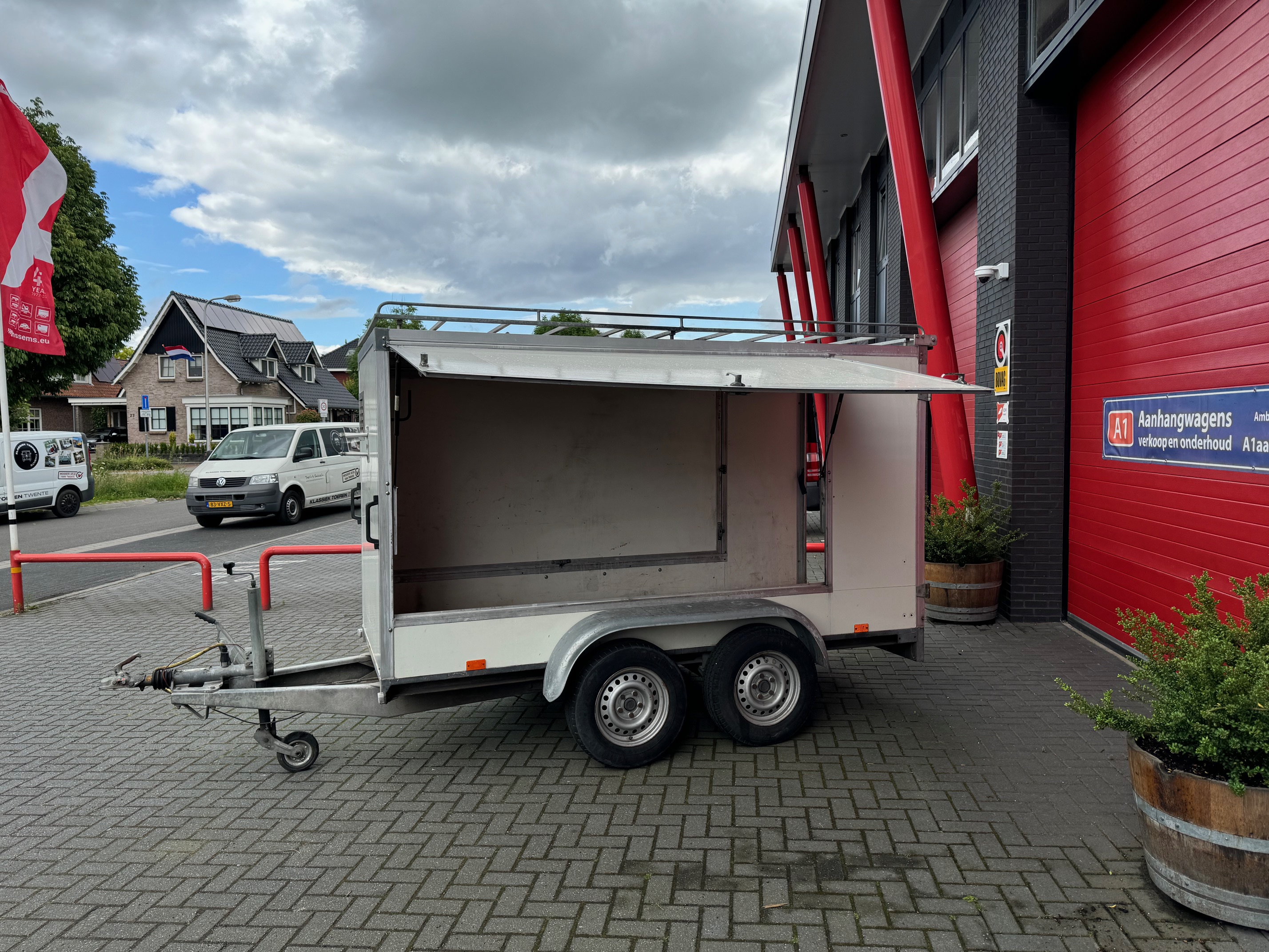 Hapert gesloten bakwagen met verkoopkleppen