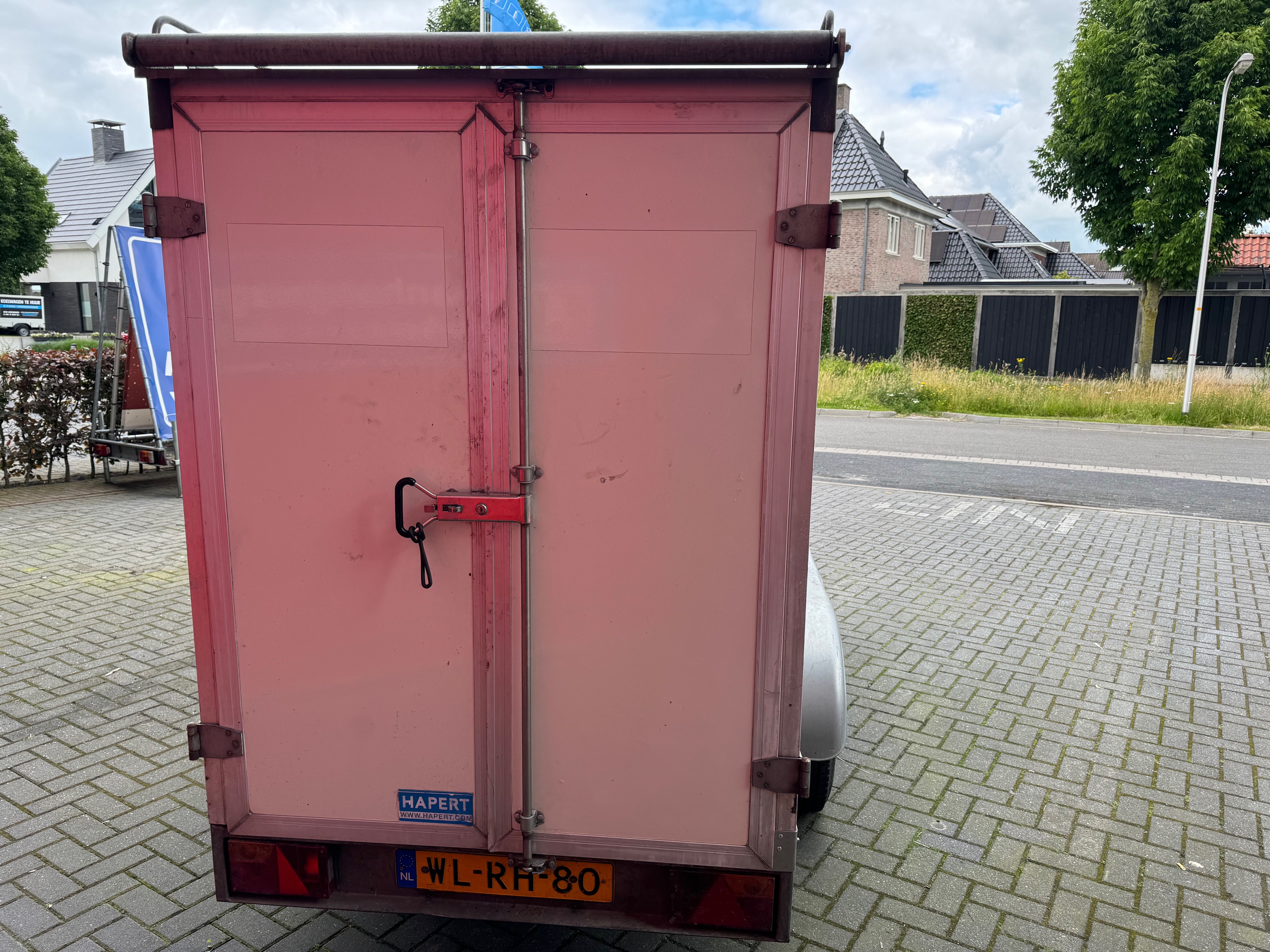 Hapert gesloten bakwagen met verkoopkleppen