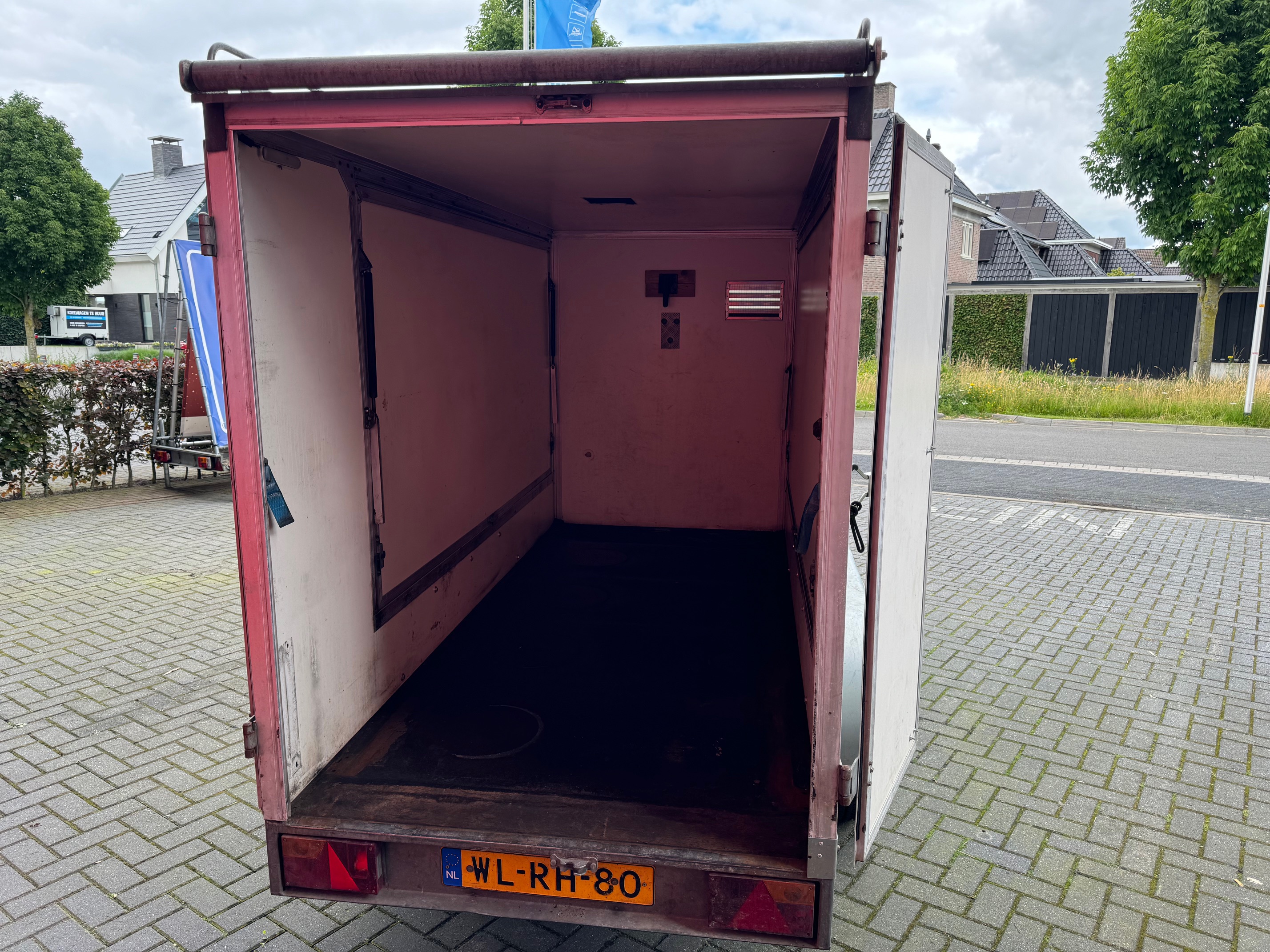 Hapert gesloten bakwagen met verkoopkleppen