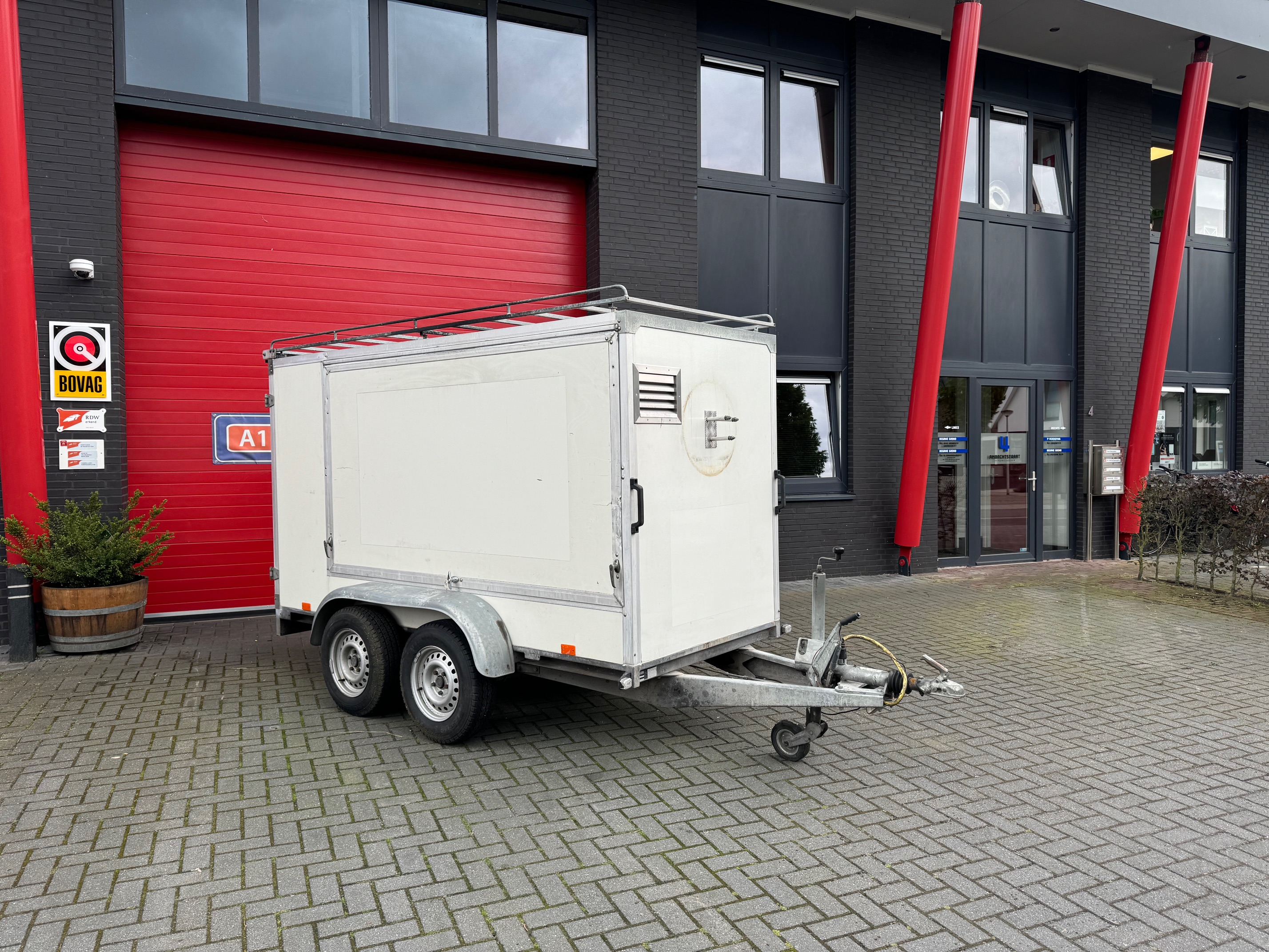 Hapert gesloten bakwagen met verkoopkleppen