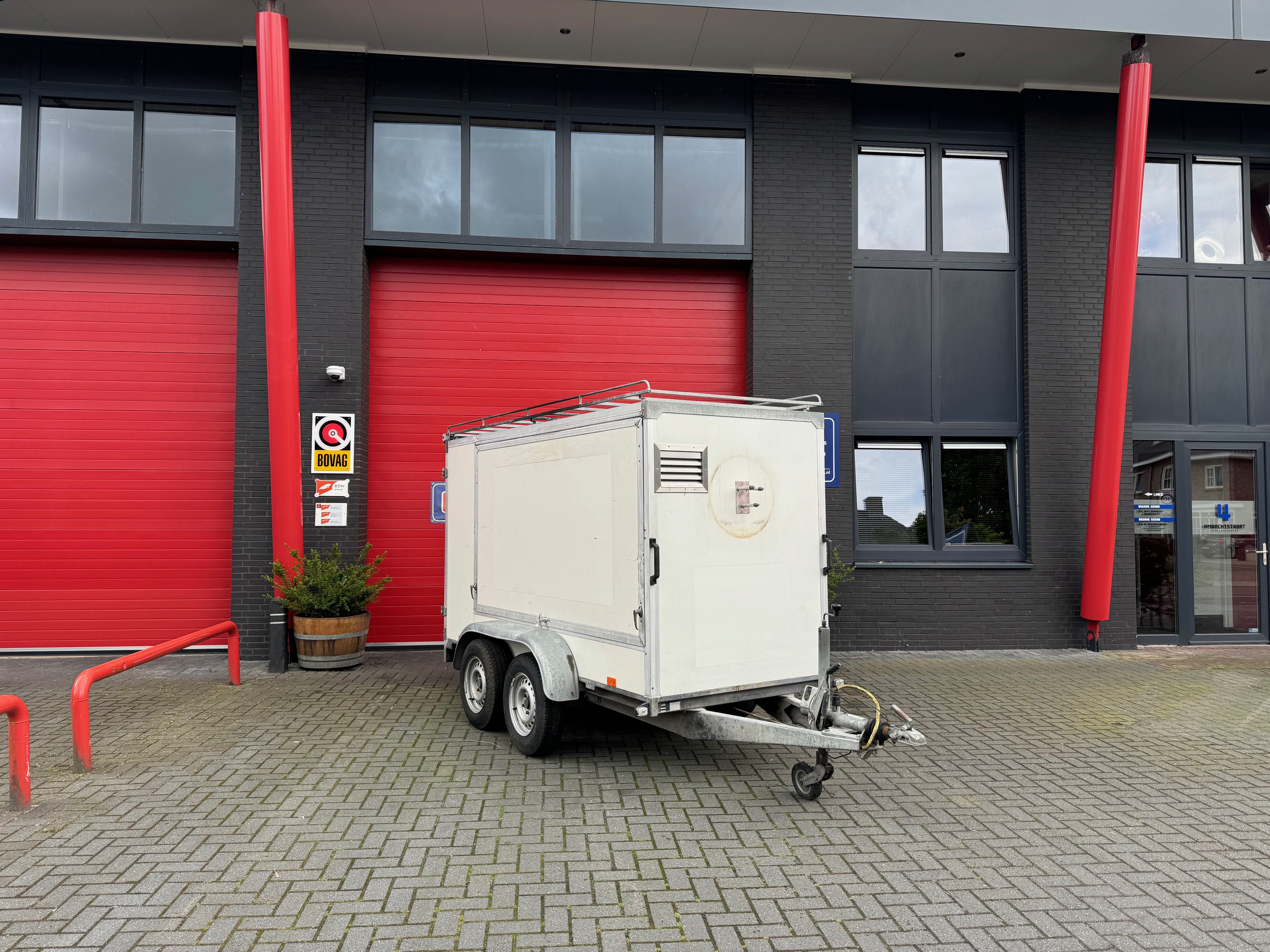 Hapert gesloten bakwagen met verkoopkleppen