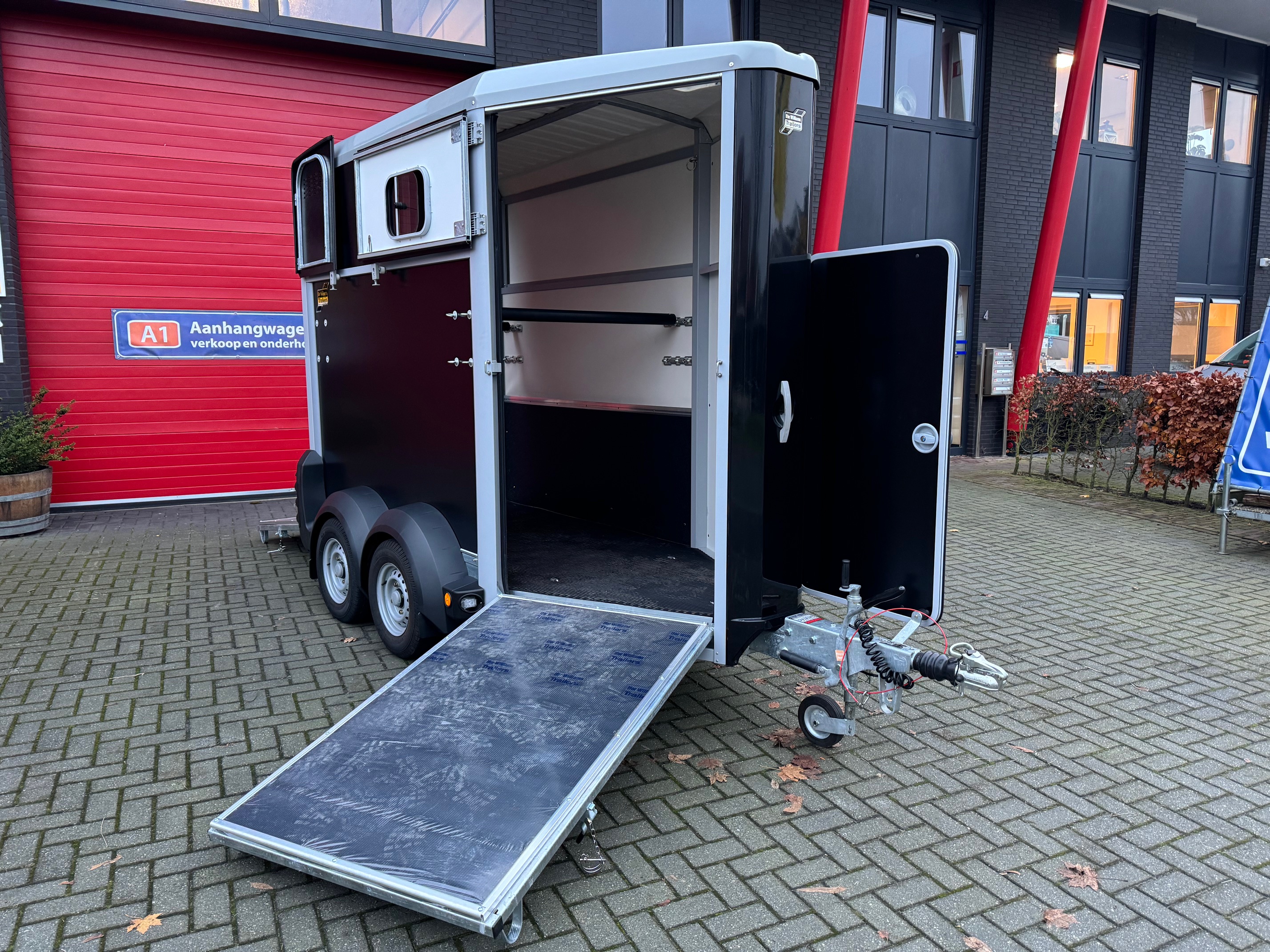 Ifor Williams HB403 1,5 paards trailer met vooruitloop!