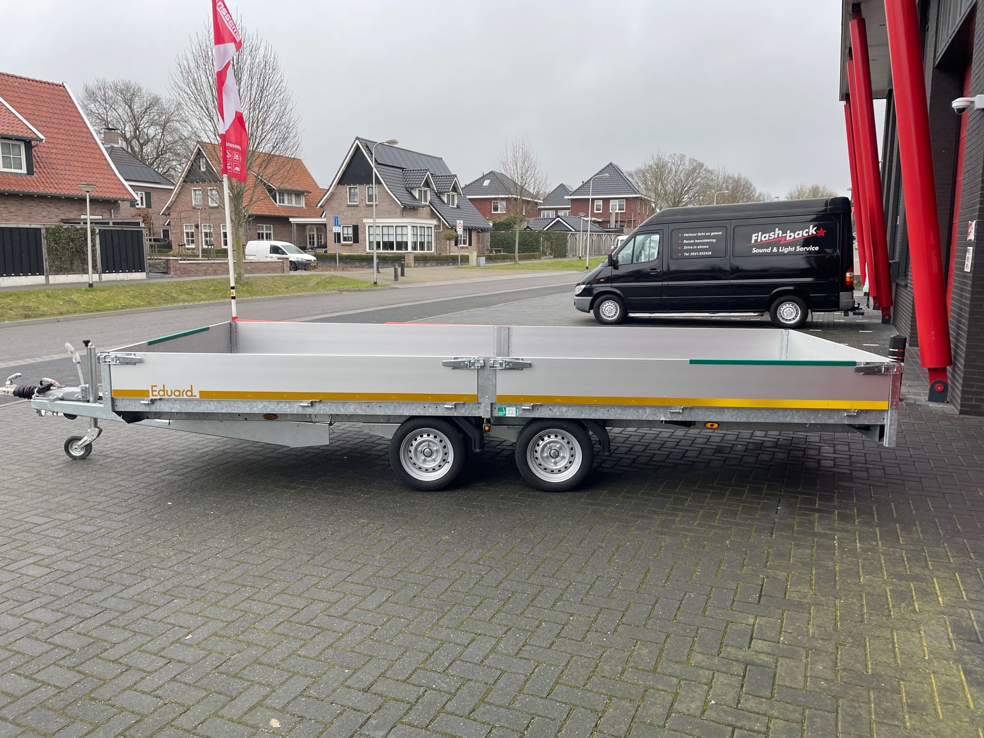 Eduard dubbel-as plateauwagen met oprijplaten