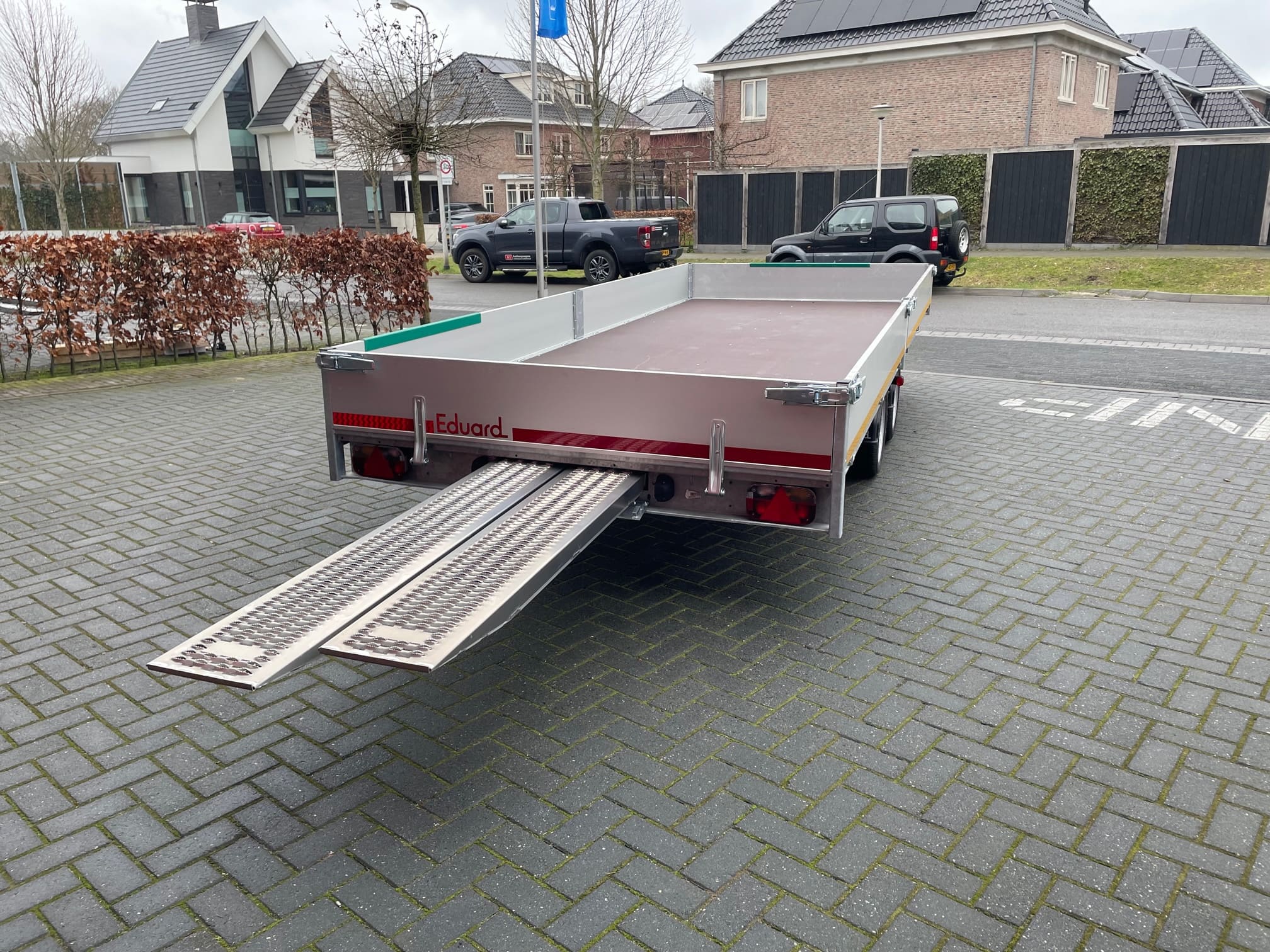 Eduard dubbel-as plateauwagen met oprijplaten