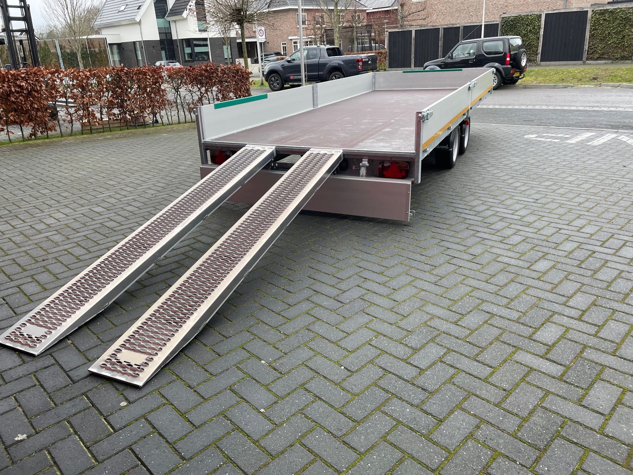 Eduard dubbel-as plateauwagen met oprijplaten